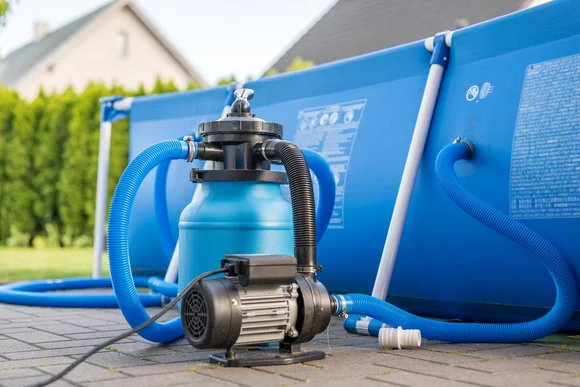 Blaue Poolfilteranlage mit Schläuchen